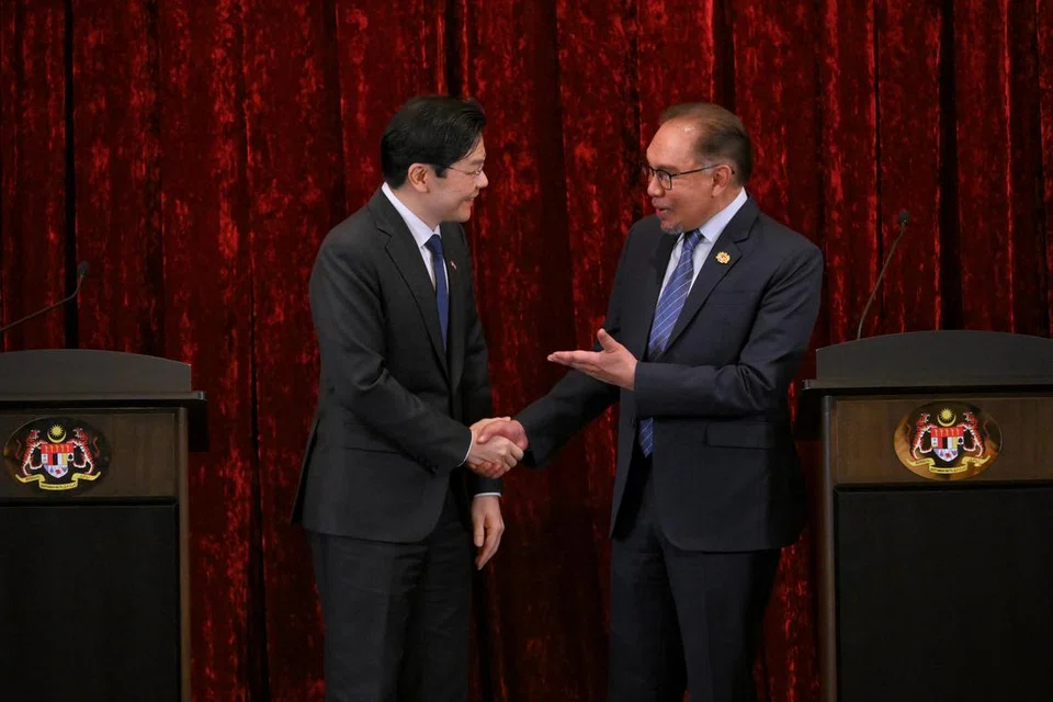 Perdana Menteri Singapura, Encik Lawrence Wong (kiri), dan rakan sejawatannya dari Malaysia, Datuk Seri Anwar Ibrahim, telah bertemu untuk membincangkan isu-isu dua hala serta peluang kerjasama akan datang antara Singapura dan Malaysia. 