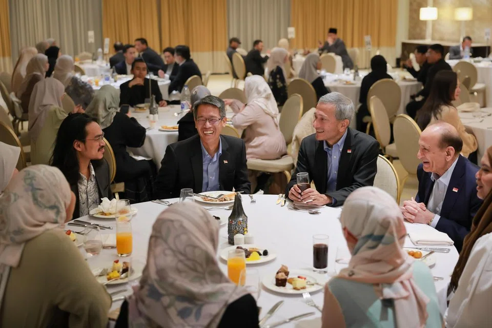 Menteri Ehwal Luar Singapura, Dr Vivian Balakrishnan, bersama Anggota Parlimen Parti Pekerja (WP) Encik Gerald Giam (kanan beliau) dan Duta Bukan Pemastautin Singapura ke Jordan, Encik Shamsher Zaman (kiri beliau), bercakap dengan pelajar Singapura di Amman, Jordan, di majlis iftar pada 17 Mac. 