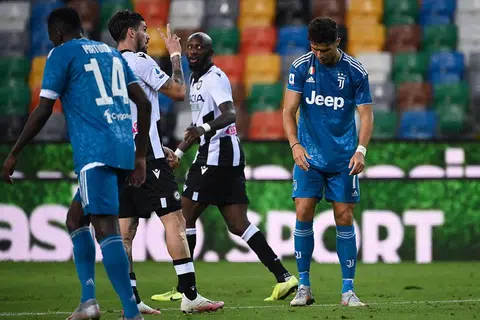 KEPUTUSAN MENGHAMPAKAN: Bintang Juventus, Cristiano Ronaldo (kanan) kelihatan hampa setelah pemain midfield Udinese, Seko Fofana (dua dari kanan) menjaringkan gol kemenangan pasukannya untuk menewaskan Juventus 2-1 di padang sendiri awal pagi semalam. - Foto AFP