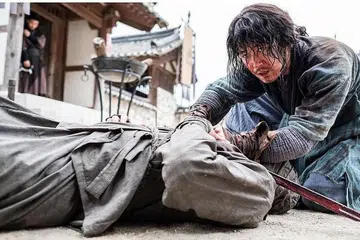 PASANG SURUT PERJUANGAN PERWIRA BUTA: Hanya dengan menggunakan ekspresi wajah tanpa banyak berbicara, Jang Hyuk menghidupkan watak Tae-yul, pahlawan pedang terhebat Joseon yang hidup terpencil selepas gagal mempertahankan maharajanya. - Foto OPUS PICTURES