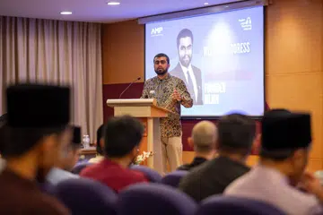Pengasas Rangkaian Pementoran Undang-Undang Muslim (MLMN), Encik Rizuan Yasin, menjelaskan tentang peri penting kejelasan, ketepatan dan integriti dalam bidang undang-undang kepada peserta pada pelancaran rangkaian itu di AMP Singapura pada 10 April. 