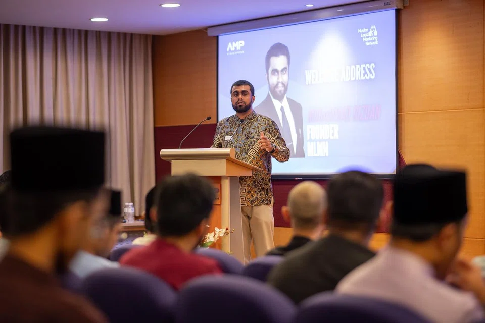 Pengasas Rangkaian Pementoran Undang-Undang Muslim (MLMN), Encik Rizuan Yasin, menjelaskan tentang peri penting kejelasan, ketepatan dan integriti dalam bidang undang-undang kepada peserta pada pelancaran rangkaian itu di AMP Singapura pada 10 April. 