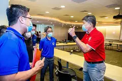 PERBAIKI KEMAHIRAN: Encik Ng (kanan) sedang berbincang dengan wakil-wakil tukang paip dalam acara MOU baru-baru ini. - Foto NTUC