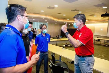 PERBAIKI KEMAHIRAN: Encik Ng (kanan) sedang berbincang dengan wakil-wakil tukang paip dalam acara MOU baru-baru ini. - Foto NTUC