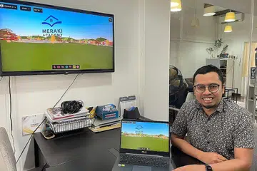 CIPTAAN INOVATIF: Encik Khairul dengan skrin yang menunjukkan gambaran dunia metaverse yang telah pun diciptakan. - Foto ihsan KHAIRUL HELMI ABDUL WAHAB