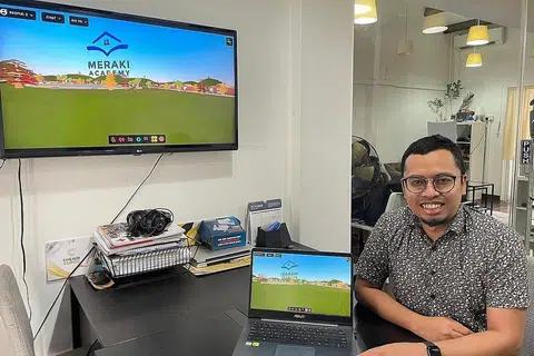 CIPTAAN INOVATIF: Encik Khairul dengan skrin yang menunjukkan gambaran dunia metaverse yang telah pun diciptakan. - Foto ihsan KHAIRUL HELMI ABDUL WAHAB