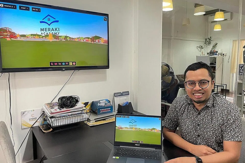 CIPTAAN INOVATIF: Encik Khairul dengan skrin yang menunjukkan gambaran dunia metaverse yang telah pun diciptakan. - Foto ihsan KHAIRUL HELMI ABDUL WAHAB