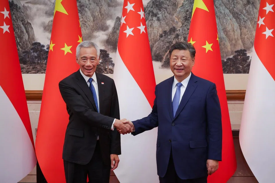 Menteri Kanan, Encik Lee Hsien Loong (kiri), bertemu dengan Presiden China, Encik Xi Jinping, di Beijing pada 26 November.