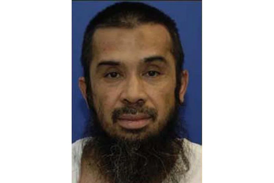HADAPI PERTUDUHAN: Riduan Isamuddin @ Hambali, 57 tahun (gambar kiri), menjalankan pengeboman kelab malam di Bali pada 12 Oktober 2002, yang membunuh 202 individu, serta serangan di hotel JW Marriott di Jakarta pada 5 Ogos 2003 yang meragut 12 nyawa dan puluhan lagi cedera. - Foto JABATAN PERTAHANAN AMERIKA