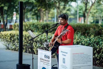 UJI POTENSI MENYANYI SOLO: Encik Muhammad Firdaus Osman memohon lesen seniman jalanan kerana ingin mengasah kebolehan menyanyi dan menghiburkan orang ramai secara sendirian di tempat awam. - Foto ihsan MUHAMMAD FIRDAUS OSMAN