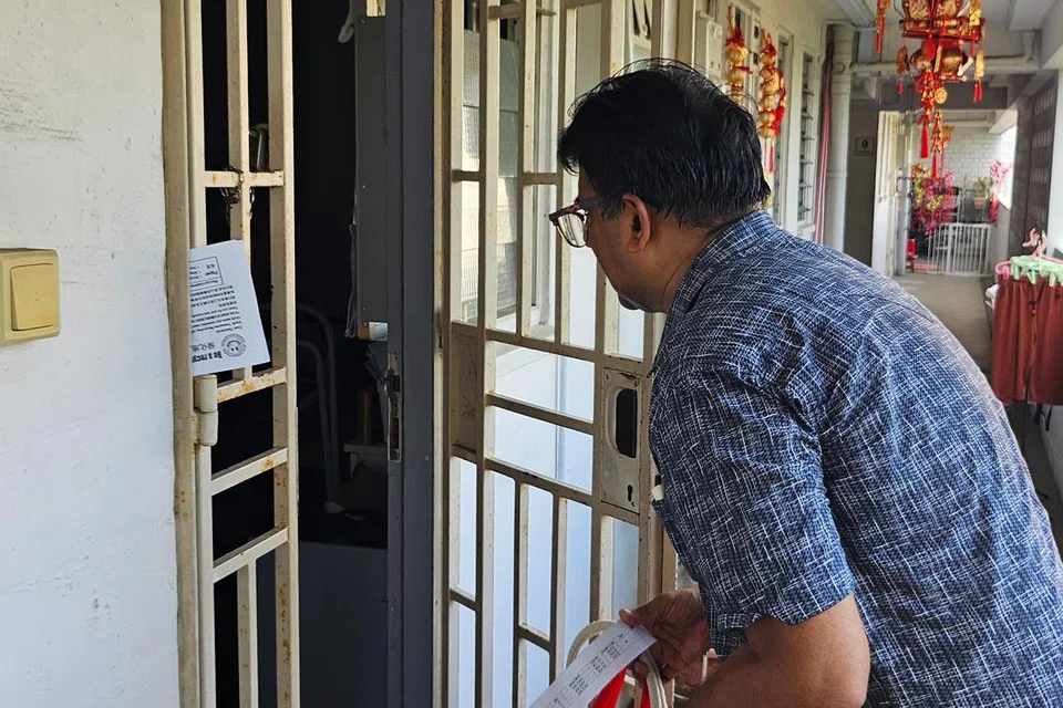 Sukarelawan ‘Ramadan SalamSG Gives’ pergi dari rumah ke rumah untuk mengagihkan hamper makanan dan keperluan kepada keluarga berpendapatan rendah. 