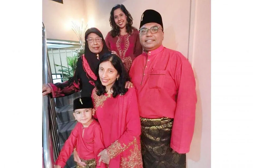 BERSAMA KELUARGA: Encik Sani bersama isteri Cik Sulma (barisan depan, dua dari kiri) dan anak mereka Suleyman. Bersama mereka ialah ibu dan adik Encik Sani, Cik Rohani Mohd Ali (bertudung) dan Cik Sarina Ismail. Bapa Encik Sani meninggal dunia ketika beliau berusia 16 tahun. - Foto ihsan SANI ISMAIL 