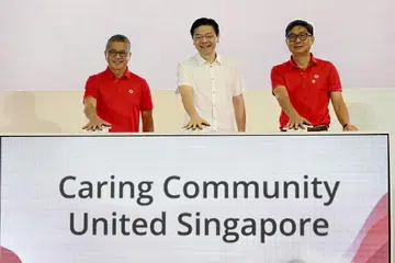 Perdana Menteri, Encik Lawrence Wong (tengah) bersama Menteri Kebudayaan, Masyarakat dan Belia, Encik Edwin Tong (kiri) dan Ketua Pengarah Eksekutif Persatuan Rakyat (PA), Encik Jimmy Toh Yong Leng (kanan), melancarkan misi baru PA sempena Seminar Masyarakat 2024 di Our Tampines Hub (OTH) pada 29 September.