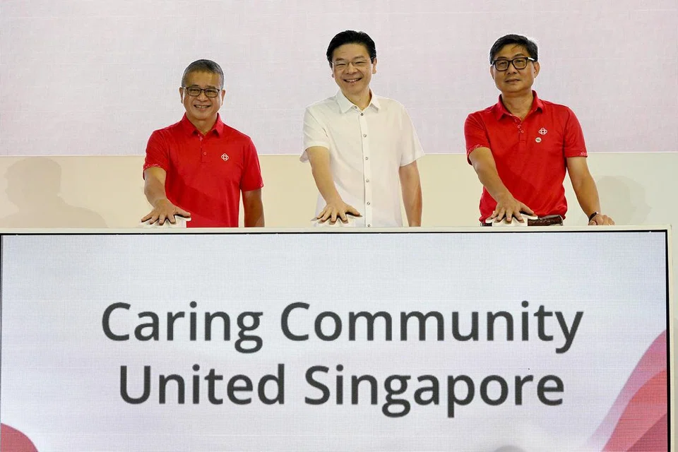Perdana Menteri, Encik Lawrence Wong (tengah) bersama Menteri Kebudayaan, Masyarakat dan Belia, Encik Edwin Tong (kiri) dan Ketua Pengarah Eksekutif Persatuan Rakyat (PA), Encik Jimmy Toh Yong Leng (kanan), melancarkan misi baru PA sempena Seminar Masyarakat 2024 di Our Tampines Hub (OTH) pada 29 September.