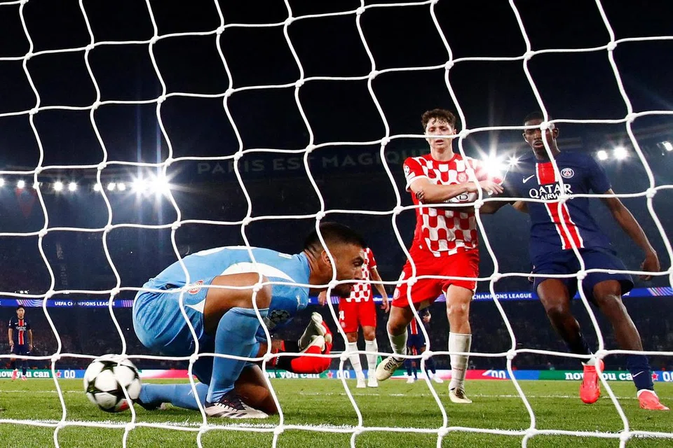 Penjaga gawang Girona, Paulo Gazzaniga, gagal menangkap bola dengan kemas hasil usaha bek kiri PSG, Nuno Mendes, yang menjaringkan gol tunggal PSG ketika menentang Girona. 