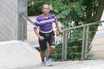 KEBAIKAN SENAMAN NAIK TANGGA: Selain dapat membakar kalori dengan berkesan, senaman ini juga boleh meningkatkan ketahanan tulang dan mencegah osteoporosis. - Foto fail