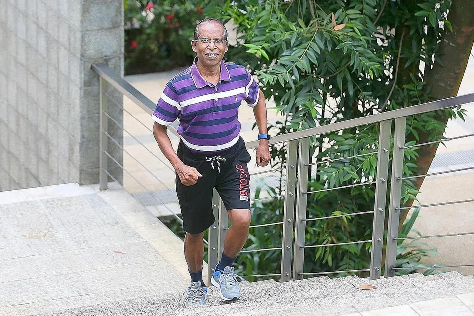 KEBAIKAN SENAMAN NAIK TANGGA: Selain dapat membakar kalori dengan berkesan, senaman ini juga boleh meningkatkan ketahanan tulang dan mencegah osteoporosis. - Foto fail