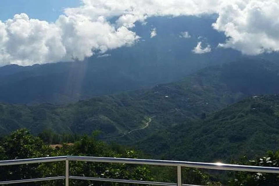 TEMPAT PERHENTIAN 'WAJIB': Tapak pemerhatian di Pekan Nabalu di mana pengunjung boleh menatap dengan jelas puncak Gunung Kinabalu jika ia tidak ditutupi awan. - Foto FAUZIE LAILY