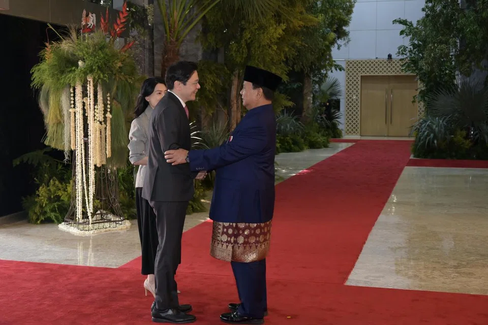 Perdana Menteri, Encik Lawrence Wong (kiri), bertemu Presiden baru Indonesia, Encik Prabowo Subianto pada 20 Oktober di majlis mengangkat sumpah yang diadakan di Majlis  Perwakilan Rakyat (MPR)
