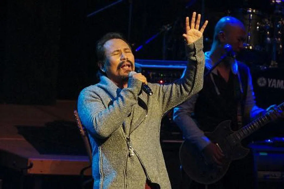 LIHAT SEKELILING: Datuk M. Nasir menyifatkan zaman sudah pesat berubah dengan situasi masyarakat yang mungkin kurang 'dalam' pemikirannya mempengaruhi bentuk muzik yang dihasilkan. - Foto ESPLANADE - THEATRES ON THE BAY