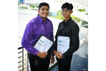 PELAJAR KEJURUTERAAN: Encik Mohamed Arshath S/O Haja Sheik Allaudeen (kiri) dan Encik Muhammad A'rash Noor Effendi merupakan antara empat penerima Biasiswa Industri Tenaga (EIS). - Foto BH oleh KHALID BABA