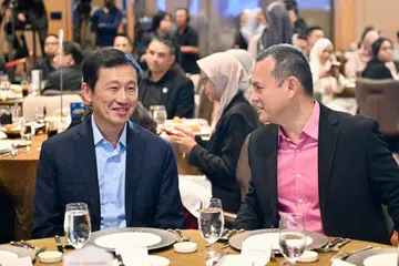 Menteri Penyelaras bagi Dasar Sosial merangkap Menteri Kesihatan, Encik Ong Ye Kung (kiri), dan Pengerusi Yayasan Mendaki, yang juga Menteri Negara Kanan (Kemampanan dan Sekitaran merangkap Pertahanan), Encik Zaqy Mohamad, menghadiri acara #MakingConnections anjuran Mendaki di Pusat Konvensyen dan Ekspo Sands pada 10 Julai.