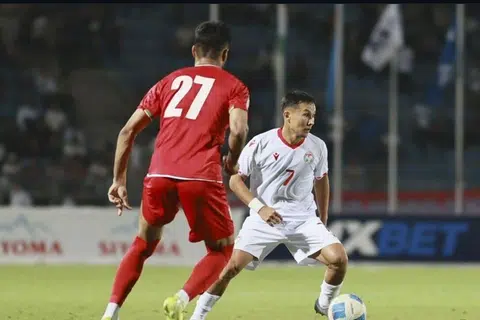 Pemain tengah Tajikistan, Parvizdzhon Umarbaev (kanan) , menjadi antara pemain utama pasukan itu. Beliau seorang pemain yang mampu mengawal rentak perlawanan.