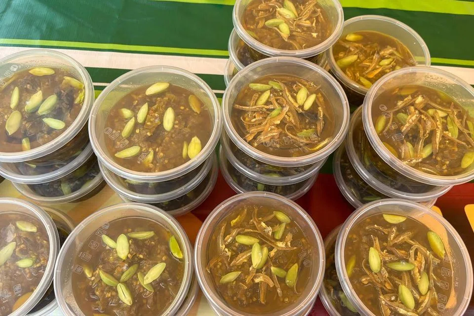 Sambal ikan bilis petai yang siap dimasak memudahkan golongan ibu bekerja menyediakan menu berbuka puasa buat keluarga.