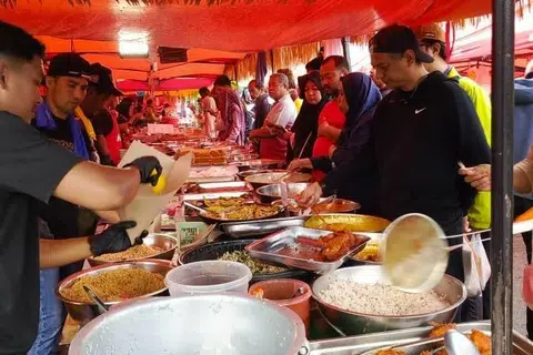 Orang ramai berpusu-pusu membeli makanan di Bazar Ramadan Greenwood, Batu Caves, Selangor.