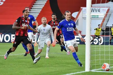 GOL KEDUA: Rembatan pemain Bournemouth, Dominic Solanke (nombor 9) berjaya melepasi penjaga gol Leicester, Kasper Schmeichel (baju kelabu) semasa perlawanan Liga Perdana England antara AFC Bournemouth dan Leicester City di Bournemouth. Solanke menyumbatkan satu lagi gol di peringkat akhir perlawanan dalam kemenangan 4-1 itu. - Foto EPA-EFE 