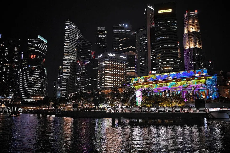 WARNA-WARNI: Paparan cahaya berwarna-warni ini khusus untuk yang memupuk semangat saling menyumbang kepada masyarakat. Ia hasil sentuhan seni pelajar dari institut setempat yang dipancarkan dari 26 hingga 31 Disember. - Foto-foto BH oleh MARK CHEONG