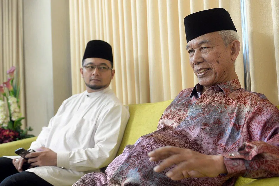 PENGERUSI MASJID BARU: Ustaz Rashid (kiri) dilantik sebagai Pengerusi Masjid Maarof sementara Haji Mohammad Ayub dilantik sebagai Pengerusi Masjid Yusof Ishak. - Foto TAUFIK A. KADER