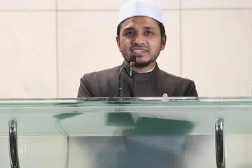 TAZKIRAH: Mufti Ustaz Dr Nazirudin Mohd Nasir menyampaikan tazkirah sempena awal Muharam di Masjid Muhajirin semalam. - Foto BH oleh KHALID BABA 