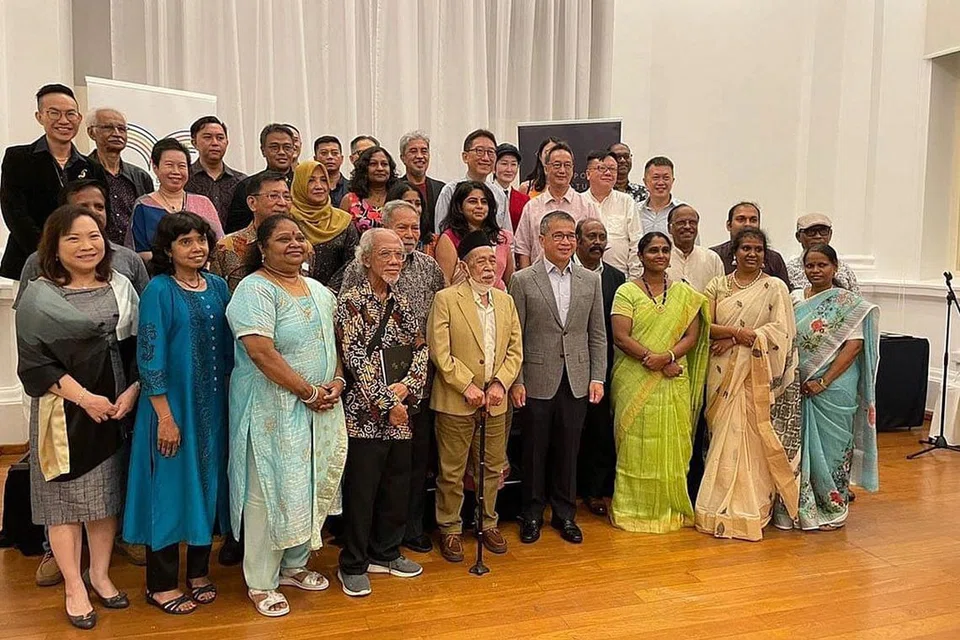 PENGGERAK SASTERA SINGAPURA: Para penerima Hadiah Sastera Singapura 2022 bergambar beramai-ramai bersama Menteri Kebudayaan, Masyarakat dan Belia merangkap Menteri Kedua Undang-Undang, Encik Edwin Tong (barisan depan empat dari kanan). Di sebelah kanannya ialah Cikgu Suratman Markasan, antara pemenang tertua dalam sejarah Hadiah Sastera Singapura. - Foto ihsan FARIHAN BAHRON