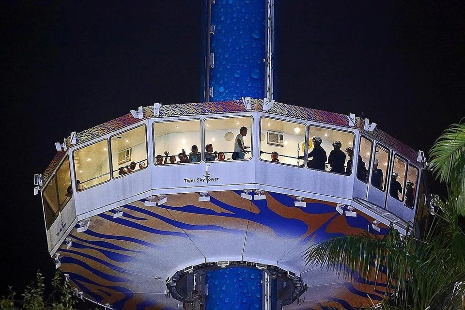 HENTI OPERASI: Pengarah urusan Sky Tower, Encik Alexander Melchers menjelaskan, Sky Tower akan dipindahkan dan dibina semula di negara lain. Menurut beliau, syarikat itu tidak mencapai persetujuan dengan pihak Perbadanan Pembangunan Sentosa untuk memperbaharui tempoh sewanya. - Foto ZAOBAO