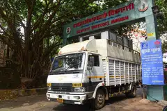 HADAPI CABARAN: Sebuah lori dilihat keluar dari Film City, Mumbai, selepas pemerintah India melonggarkan perintah sekatan bagi membendung penularan koronavirus, semalam.