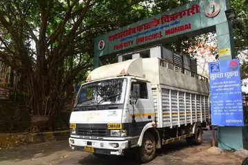 HADAPI CABARAN: Sebuah lori dilihat keluar dari Film City, Mumbai, selepas pemerintah India melonggarkan perintah sekatan bagi membendung penularan koronavirus, semalam.