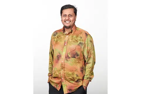BINA JAMBATAN: Penganalisis hubungan antarabangsa, Dr Mustafa Izzuddin, berharap dapat mendekatkan Asia Tenggara dengan dunia Islam dan sebaliknya dalam peranan barunya sebagai pakar antarabangsa dalam dialog peradaban di Icesco. Beliau warga Singapura pertama yang dilantik untuk memegang jawatan itu. - Foto ihsan Dr MUSTAFA IZZUDDIN
