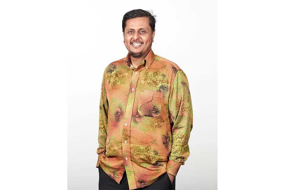 BINA JAMBATAN: Penganalisis hubungan antarabangsa, Dr Mustafa Izzuddin, berharap dapat mendekatkan Asia Tenggara dengan dunia Islam dan sebaliknya dalam peranan barunya sebagai pakar antarabangsa dalam dialog peradaban di Icesco. Beliau warga Singapura pertama yang dilantik untuk memegang jawatan itu. - Foto ihsan Dr MUSTAFA IZZUDDIN