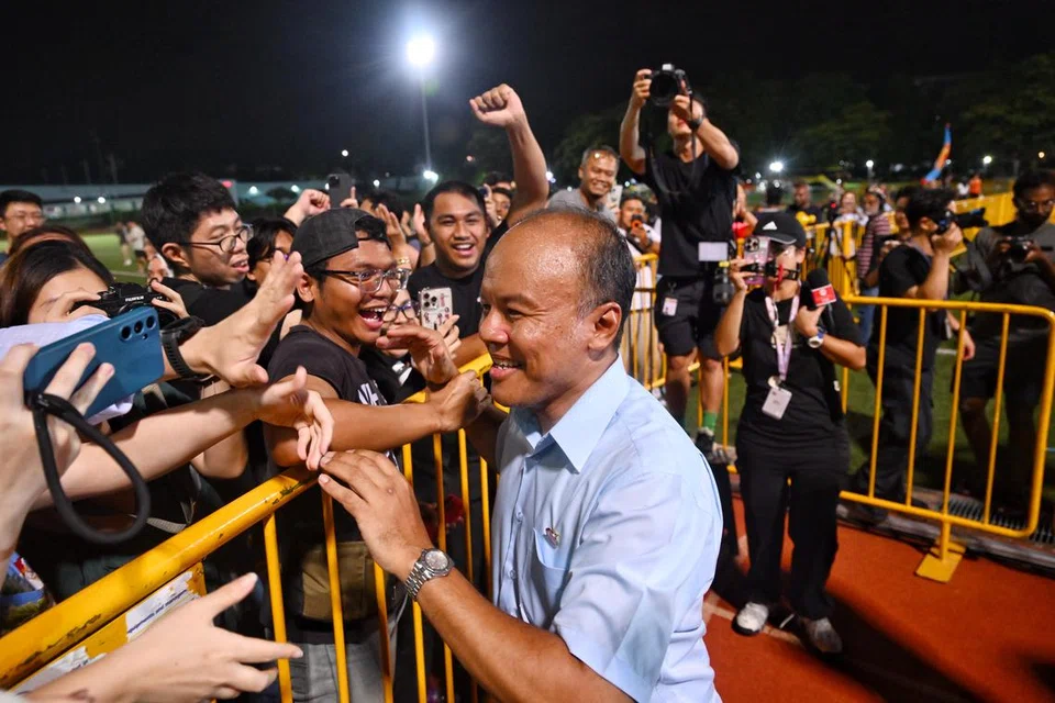 Naib pengerusi WP, Encik Faisal Manap bertemu penyokong di Stadium Serangoon pada 4 Mei.