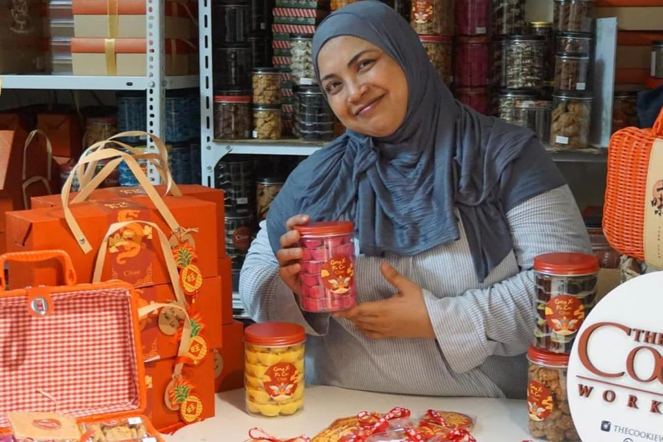 PENAMBAT PELANGGAN: Bagi Tahun Baru Cina, Syarifah Aisyah Binsmit turut menjual kotak cenderahati mengandungi aneka kuih-muih untuk diberi sebagai hadiah.  