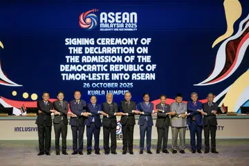 Perdana Menteri Singapura, Encik Lawrence Wong (dua dari kiri) bergandingan tangan bersama pemimpin-pemimpin negara Asean di Majlis Pembukaan Sidang Puncak Asean ke-47 pada 26 Oktober yang diadakan di Pusat Konvensyen Kuala Lumpur (KLCC).