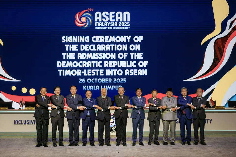 Perdana Menteri, Encik Lawrence Wong (dua dari kiri) bersama pemimpin negara Asean, termasuk Perdana Menteri Timor-Leste, Encik Xanana Gusmao (lima dari kiri) yang mewakili negara ke-11 yang disertakan ke dalam Asean pada 26 Oktober.