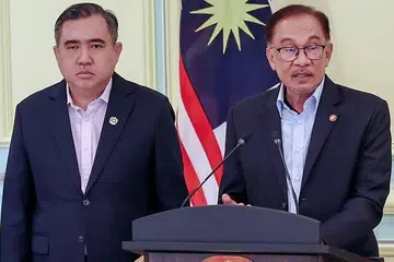 Perdana Menteri Malaysia, Datuk Seri Anwar Ibrahim (kanan), dan Menteri Pengangkutan Malaysia, Encik Anthony Loke. Datuk Anwar berkata isu rasuah dan penjarahan harta negara adalah perkara yang lebih mendesak berbanding peletakan jawatan Encik Loke.