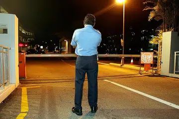 TINGKAT PIAWAIAN: Pihak polis mengambil langkah mengukuhkan denda yang dikenakan kepada mereka yang tidak bersikap profesional demi meningkatkan piawaian industri tersebut dan juga pertahanan Singapura. - Foto fail