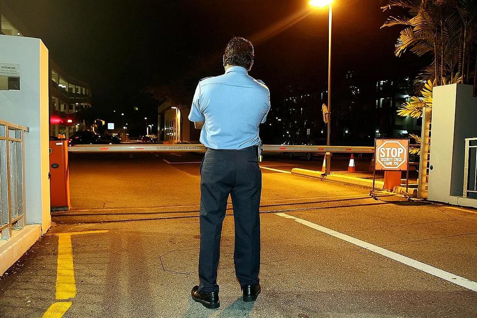 TINGKAT PIAWAIAN: Pihak polis mengambil langkah mengukuhkan denda yang dikenakan kepada mereka yang tidak bersikap profesional demi meningkatkan piawaian industri tersebut dan juga pertahanan Singapura. - Foto fail