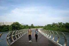 Bahagian pertama laluan timur RIR termasuk jambatan di Sengkang di Sengkang Riverside Park.