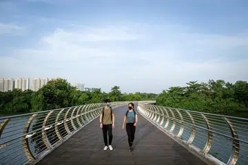 Bahagian pertama laluan timur RIR termasuk jambatan di Sengkang di Sengkang Riverside Park.