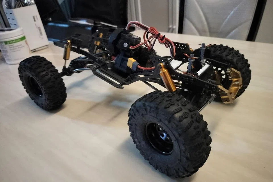 KERETA BUATAN SENDIRI: Kereta robot kawalan jauh pertama dibina oleh Muhammad Ariq Haziq.
