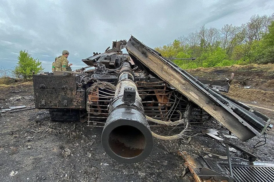 KEHILANGAN BESAR: Sebuah kereta kebal Russia jenis T-90M musnah setelah diserang tentera Ukraine di perkampungan Staryi Saltiv di kawasan Kharkiv, sedang Ukraine membuat serangan balas untuk menawan semula kawasan yang ditakluk Russia. - Foto REUTERS